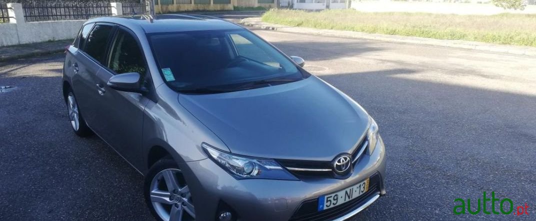 2012' Toyota Auris photo #2