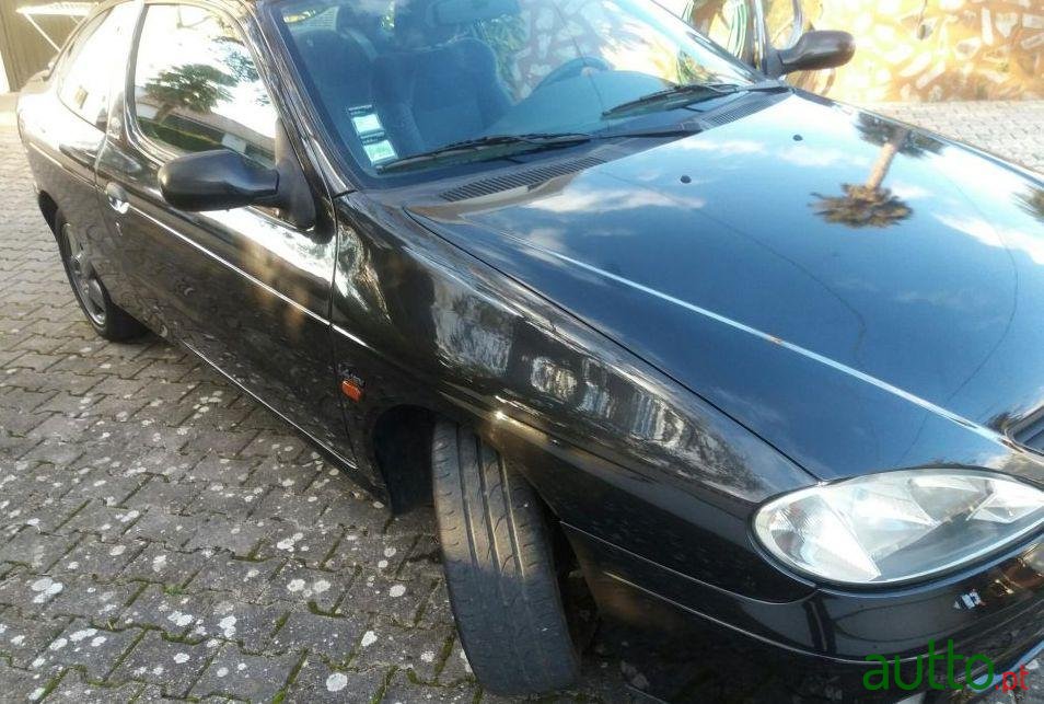 2001' Renault Megane photo #1