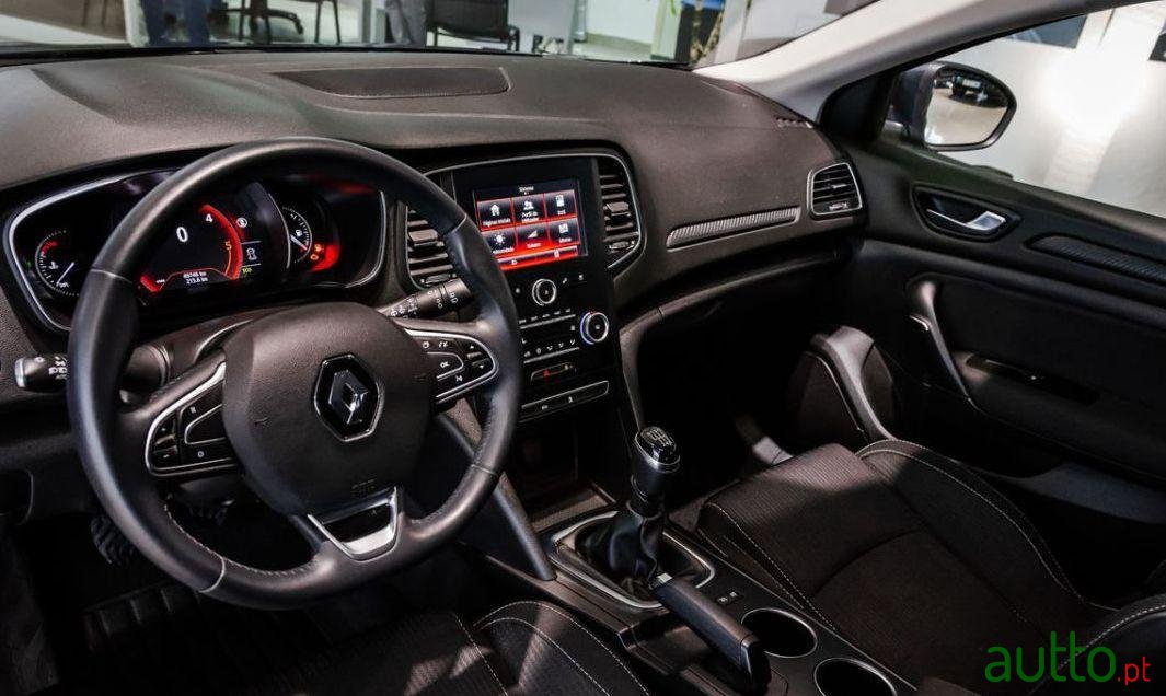 2017' Renault Megane Sport Tourer photo #2