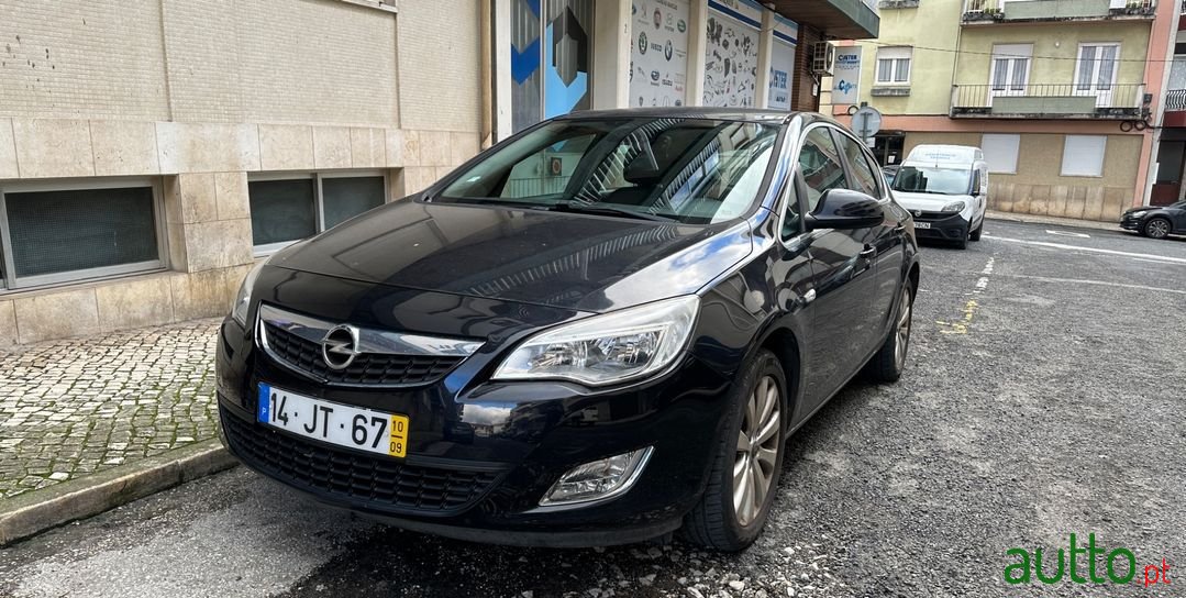 2010' Opel Astra photo #1