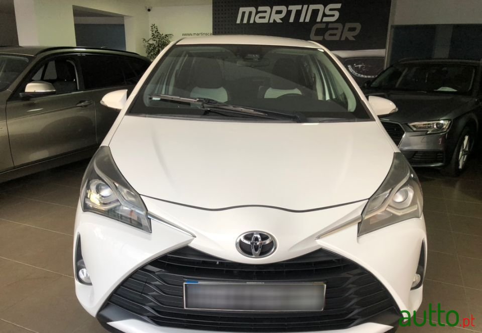 2017' Toyota Yaris photo #2
