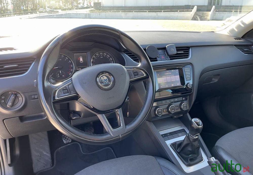 2013' Skoda Octavia Break photo #6