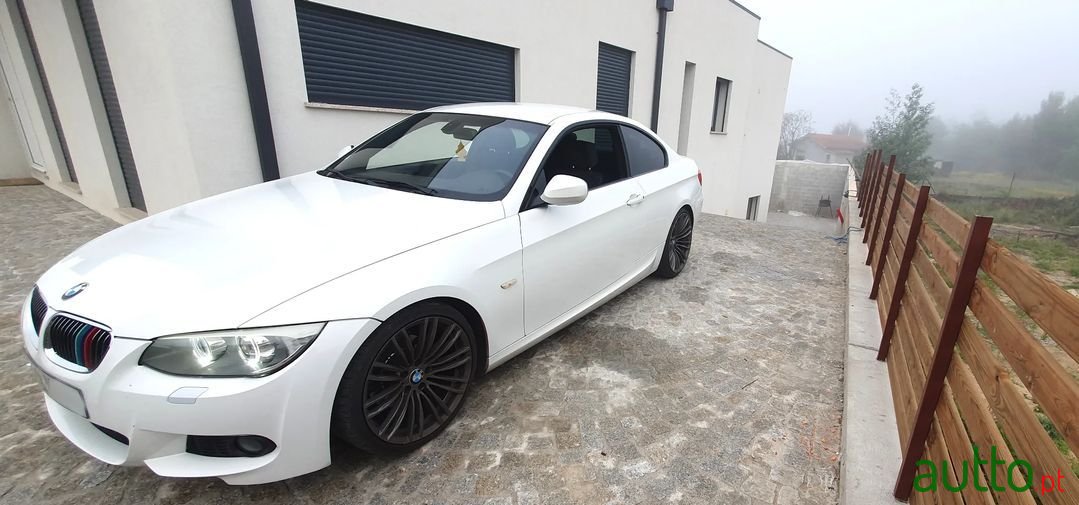 2011' BMW 320 photo #2