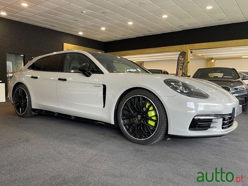 2018' Porsche Panamera Sport Turismo photo #3