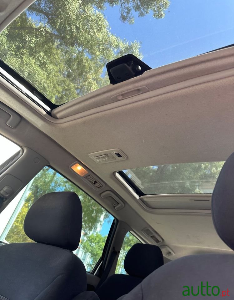 2009' Mitsubishi Grandis photo #4