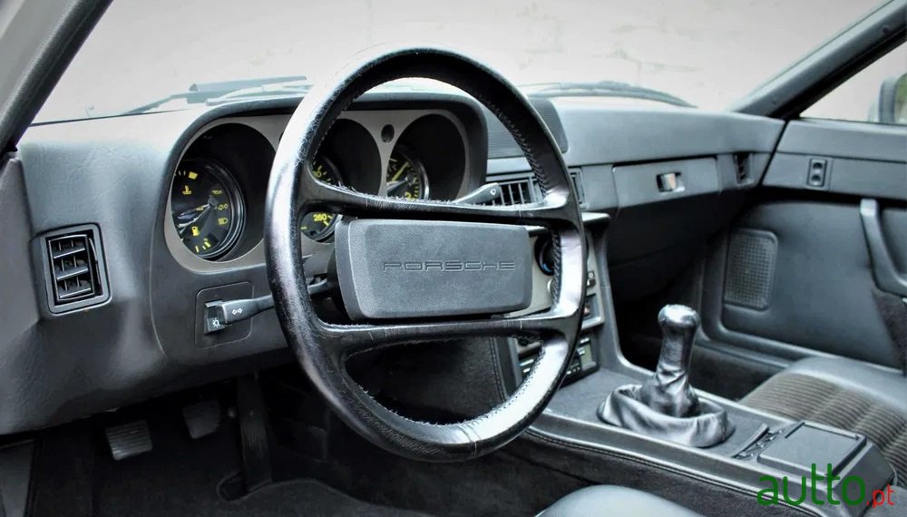 1984' Porsche 944 photo #2