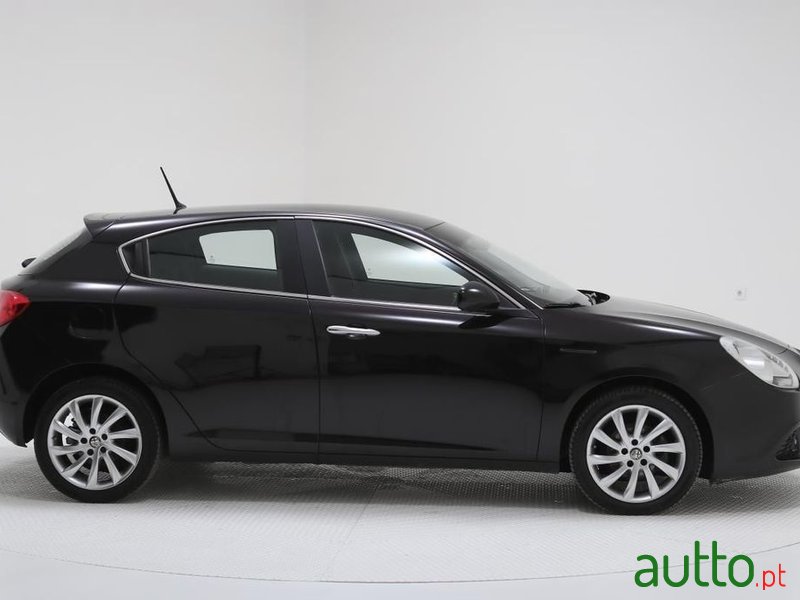 2013' Alfa Romeo Giulietta photo #2