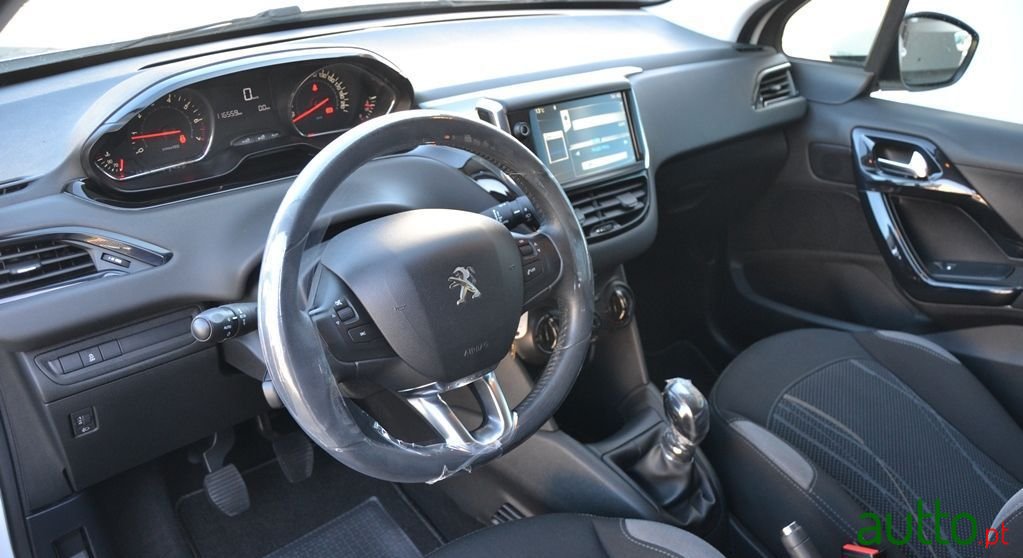 2014' Peugeot 208 photo #6