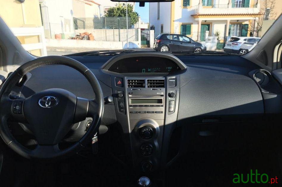 2011' Toyota Yaris photo #2