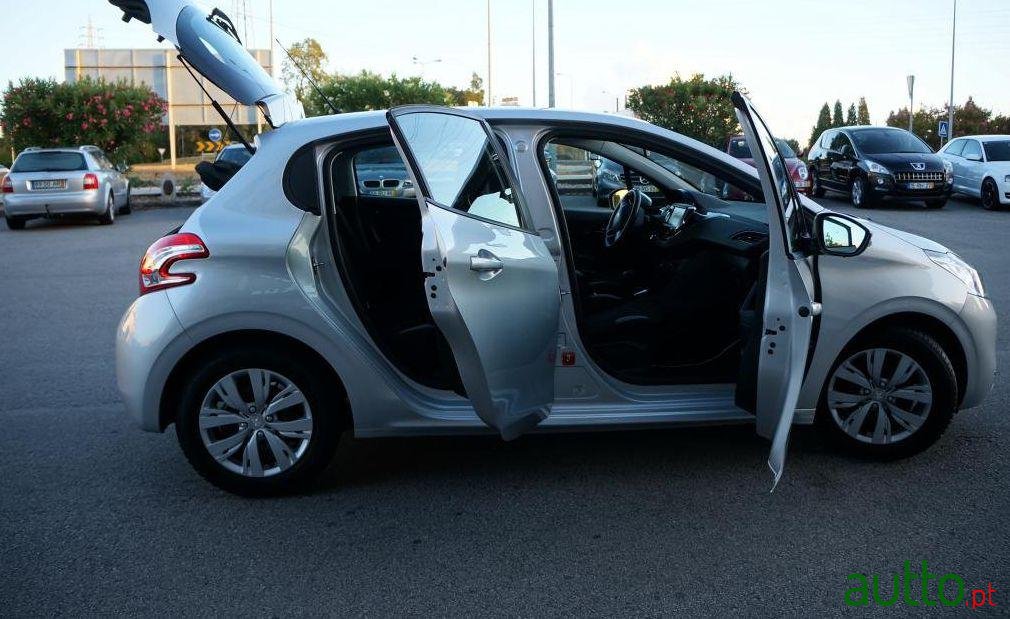 2012' Peugeot 208 1.4 HDi Active photo #1