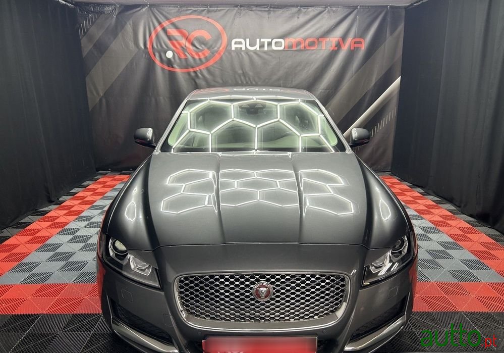 2016' Jaguar XF photo #2