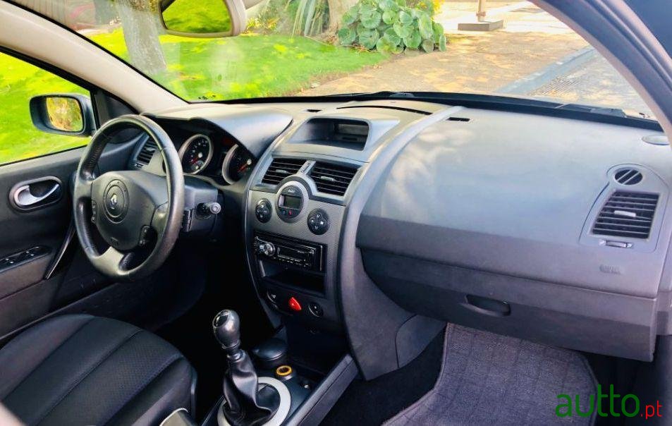 2005' Renault Megane Break photo #2