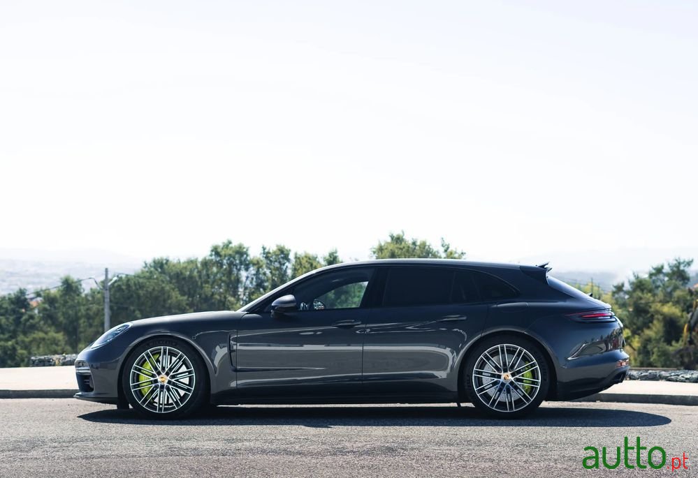 2020' Porsche Panamera Sport Turismo photo #3