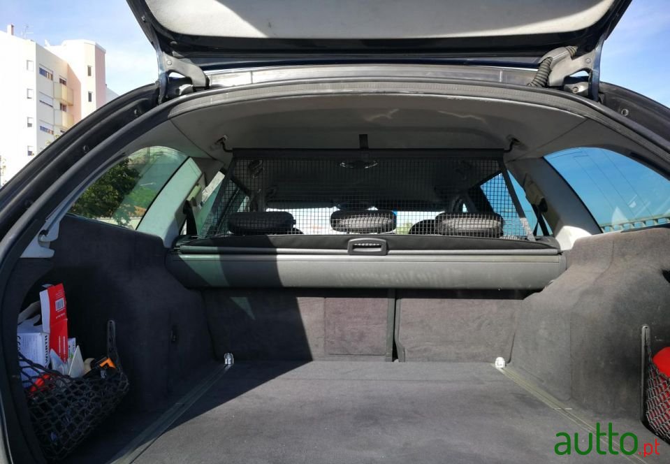 2005' Mercedes-Benz E-220 photo #2