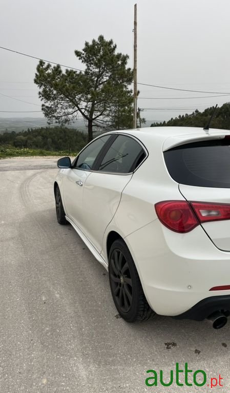 2010' Alfa Romeo Giulietta photo #5