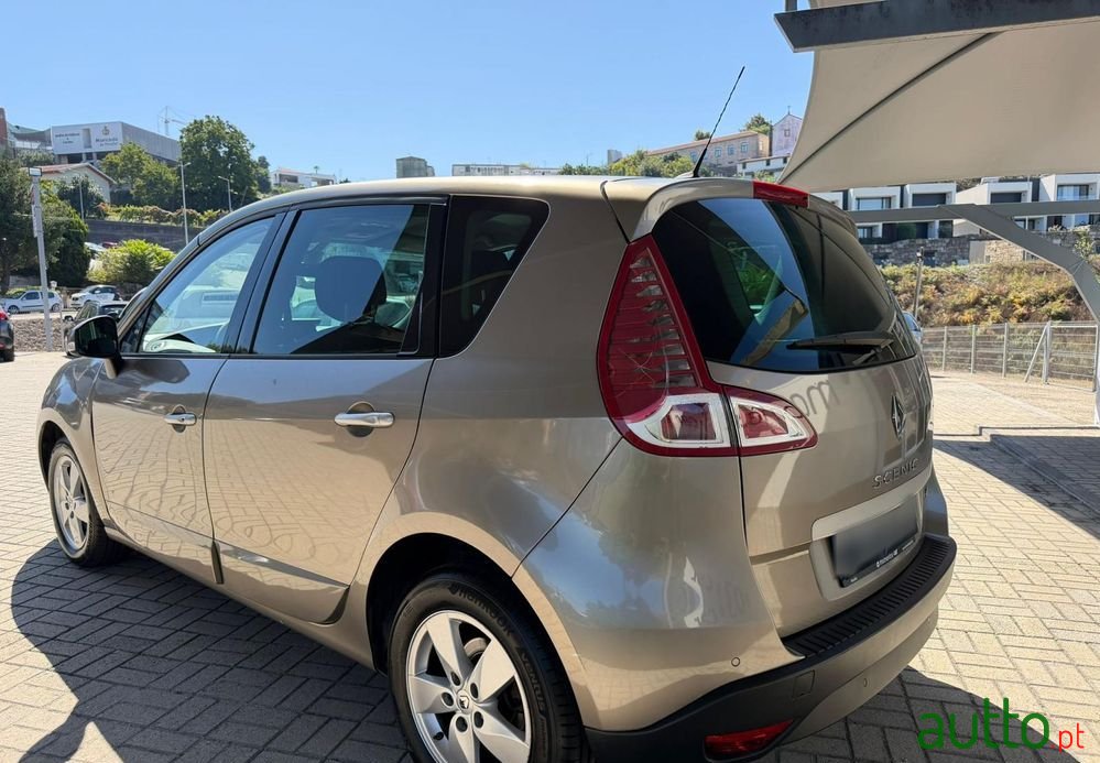2010' Renault Scenic photo #2