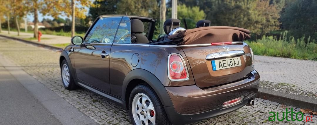 2011' MINI Cabrio photo #3