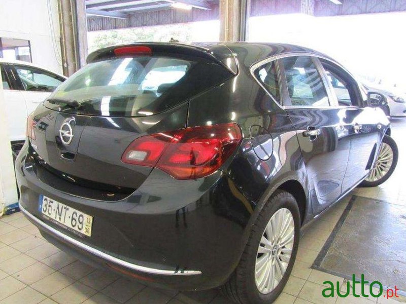 2013' Opel Astra photo #2