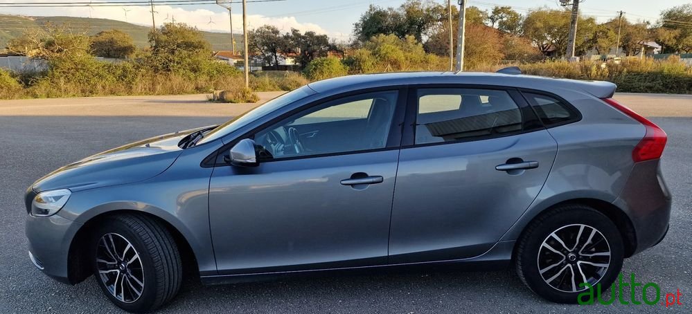 2019' Volvo V40 2.0 D3 Momentum photo #4