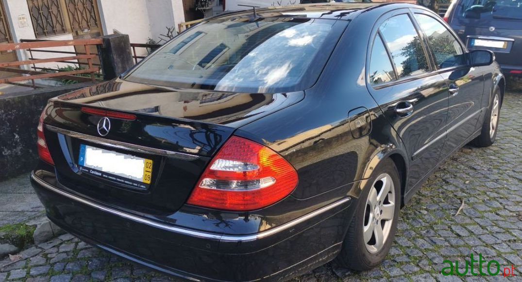 2002' Mercedes-Benz E-220 photo #4