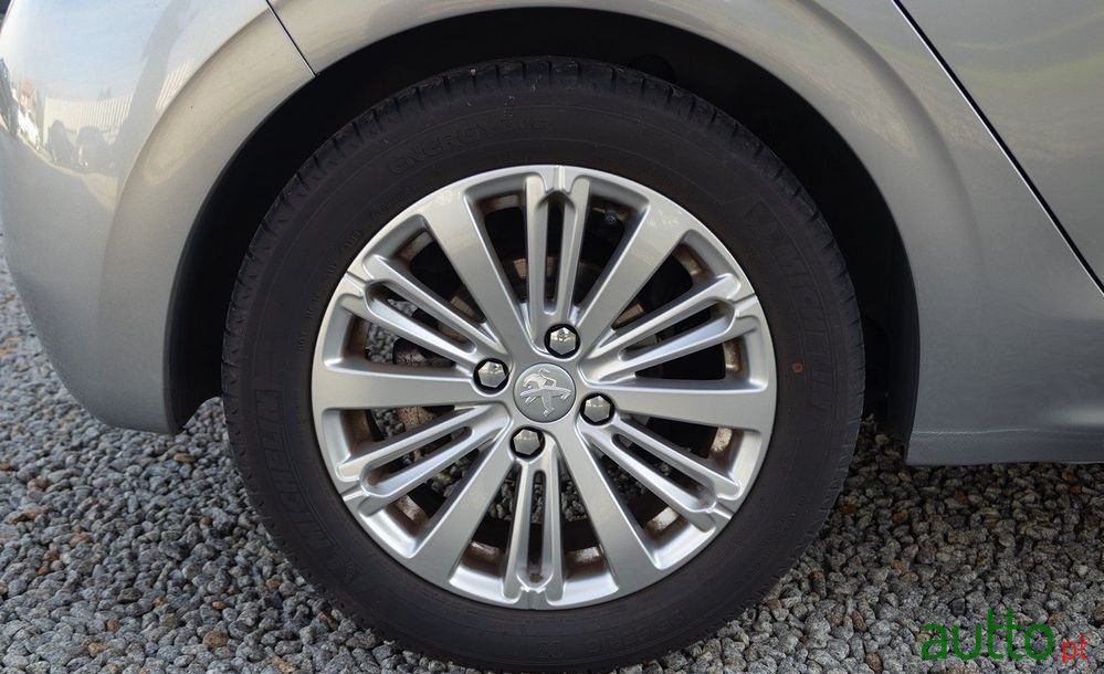 2019' Peugeot 208 1.6 Bluehdi Style photo #5