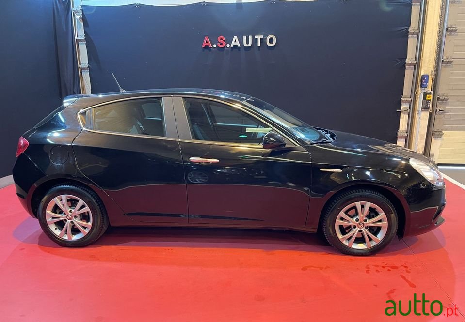 2012' Alfa Romeo Giulietta photo #2