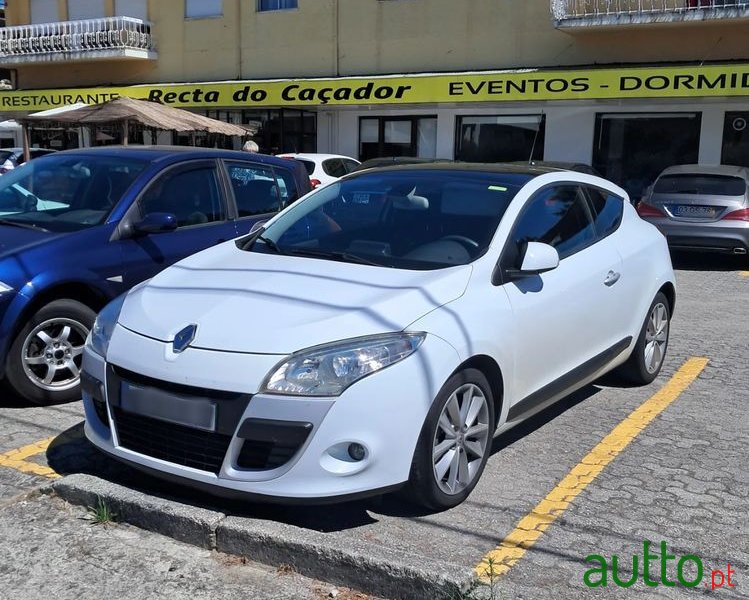 2010' Renault Megane Coupe photo #2