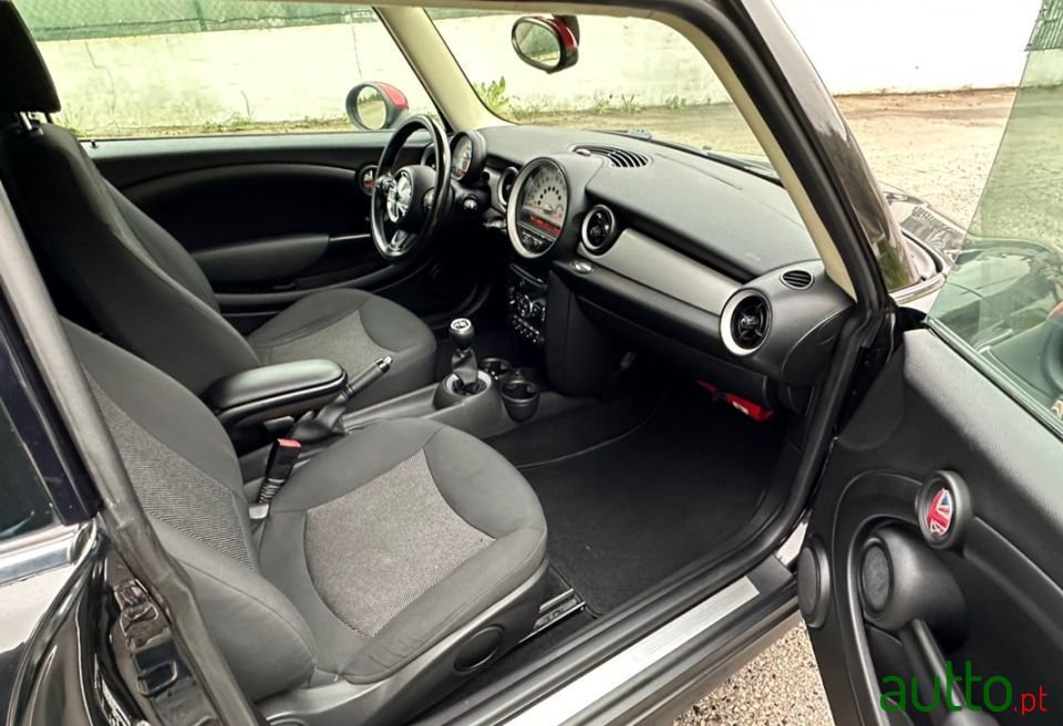 2011' MINI Cooper photo #3