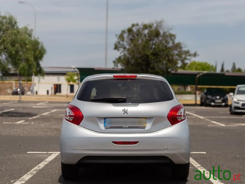 2014' Peugeot 208 1.2 Vti Active photo #2