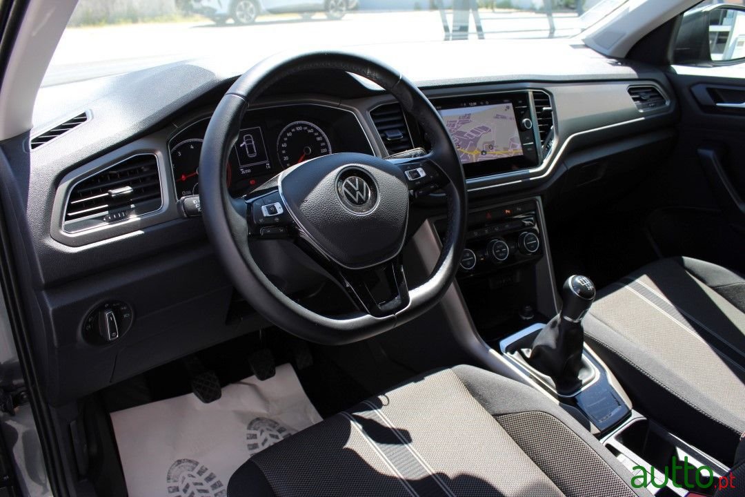 2022' Volkswagen T-Roc photo #6