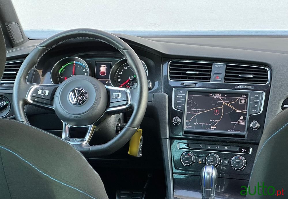 2015' Volkswagen Golf photo #5