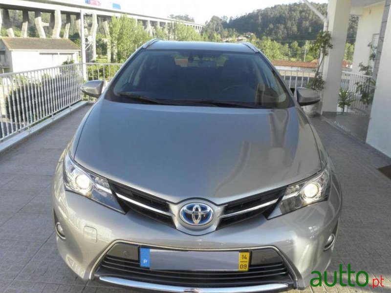 2014' Toyota Auris Touring Sports photo #2