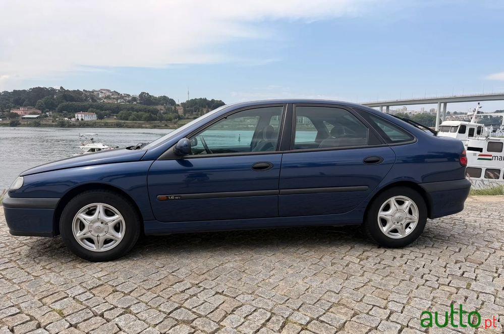 2001' Renault Laguna 1.6 Rxt photo #2