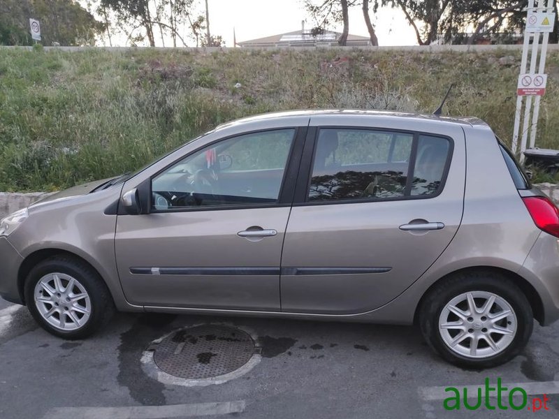 2010' Renault Clio photo #1