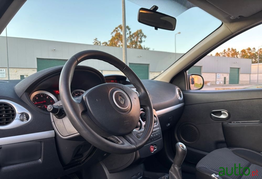 2012' Renault Clio photo #2