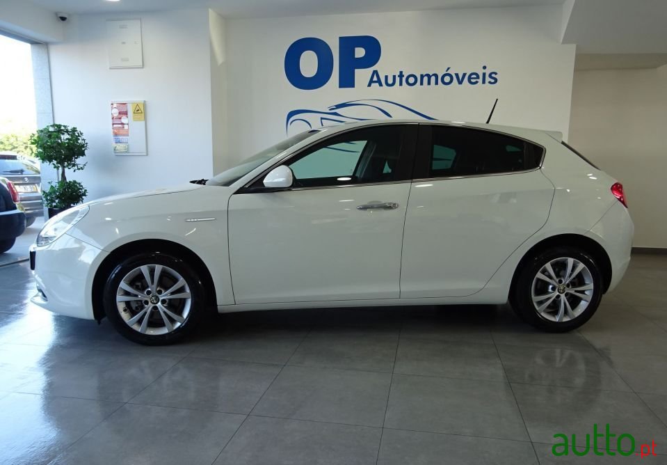 2014' Alfa Romeo Giulietta photo #3