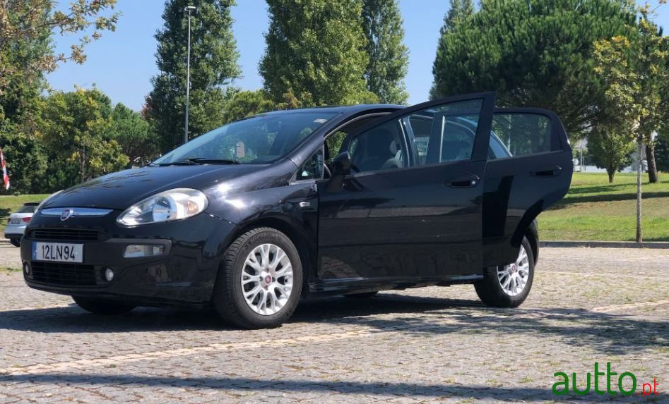 2011' Fiat Punto Evo photo #3