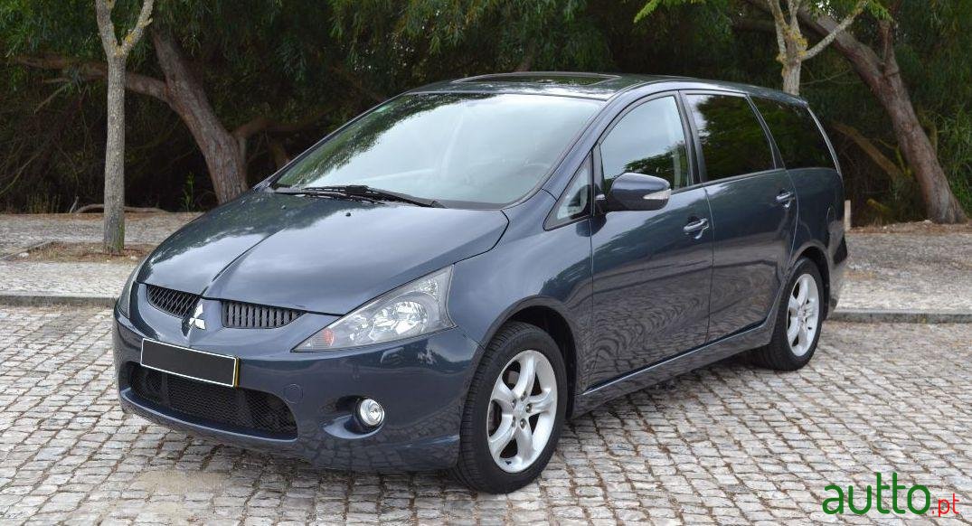 2005' Mitsubishi Grandis photo #1