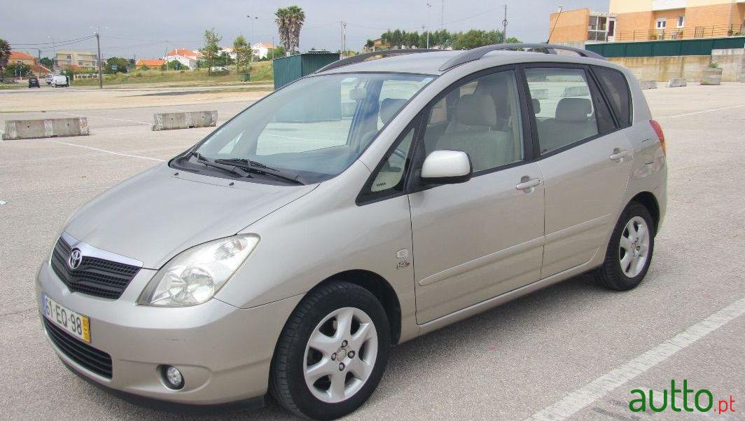 2002' Toyota Corolla Verso photo #2