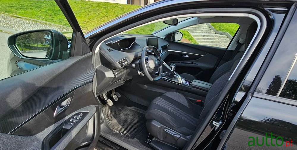 2020' Peugeot 5008 photo #6