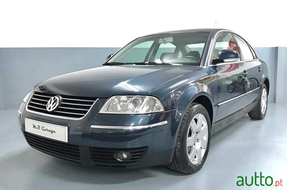 2004' Volkswagen Passat photo #1