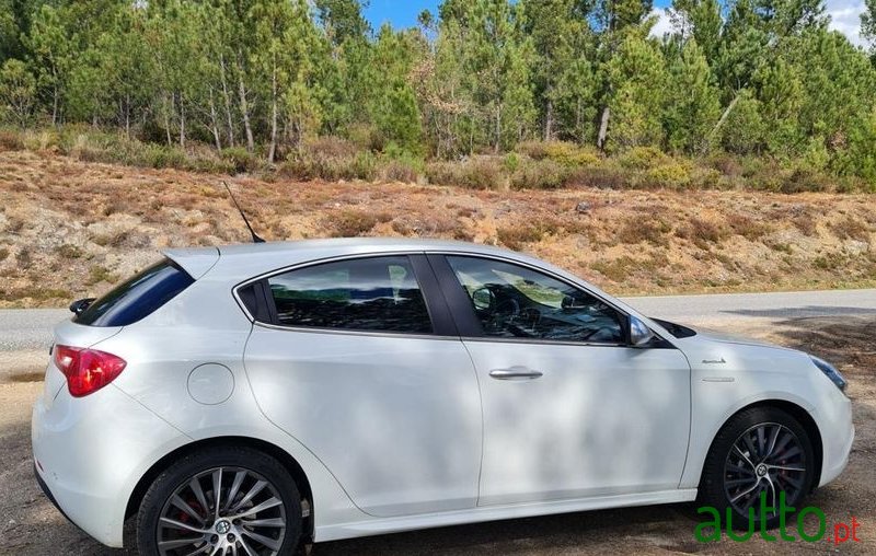 2013' Alfa Romeo Giulietta photo #5