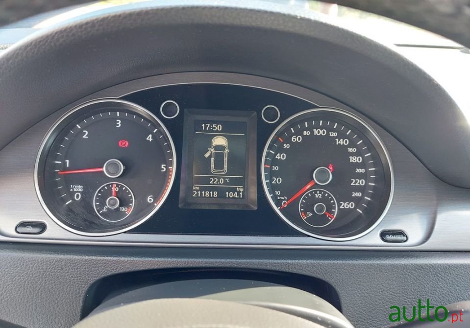 2011' Volkswagen Passat photo #5