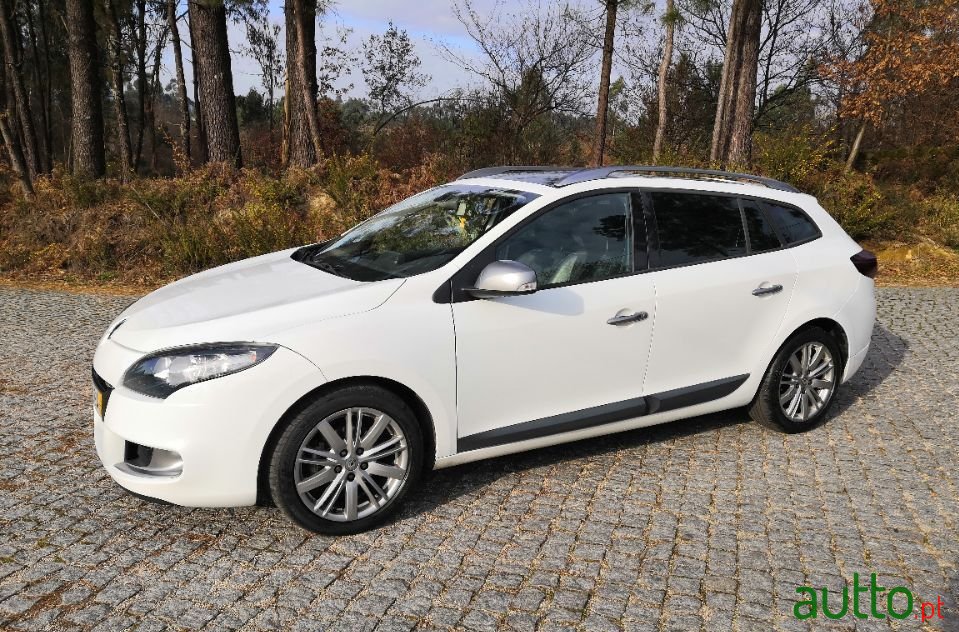 2011' Renault Megane Sport Tourer photo #3