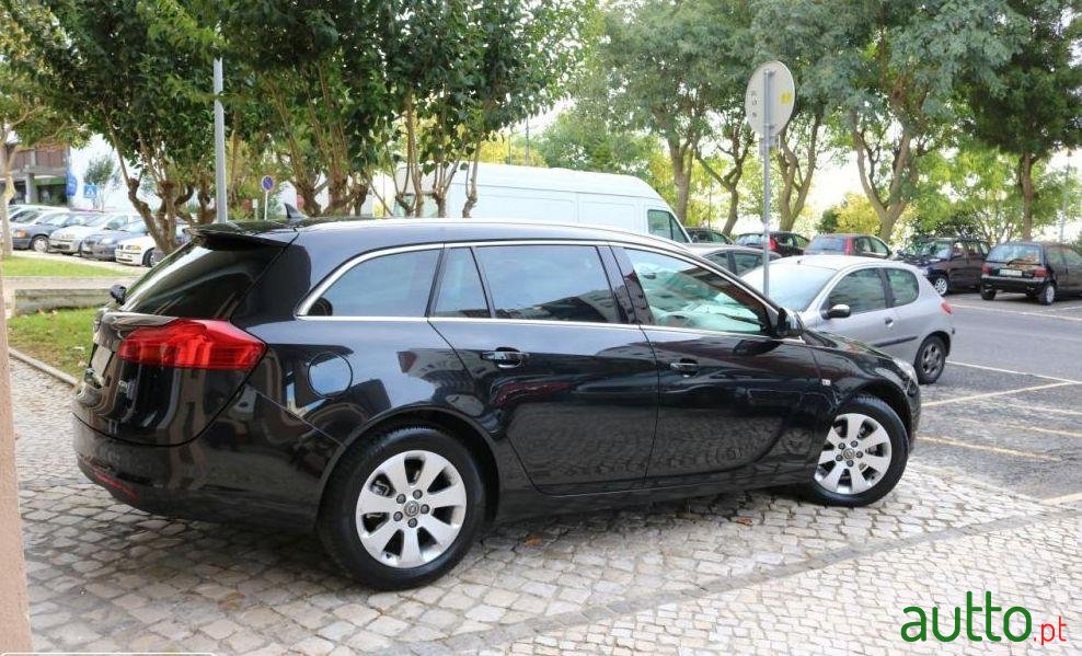 2011' Opel Insignia Sport Tourer photo #2