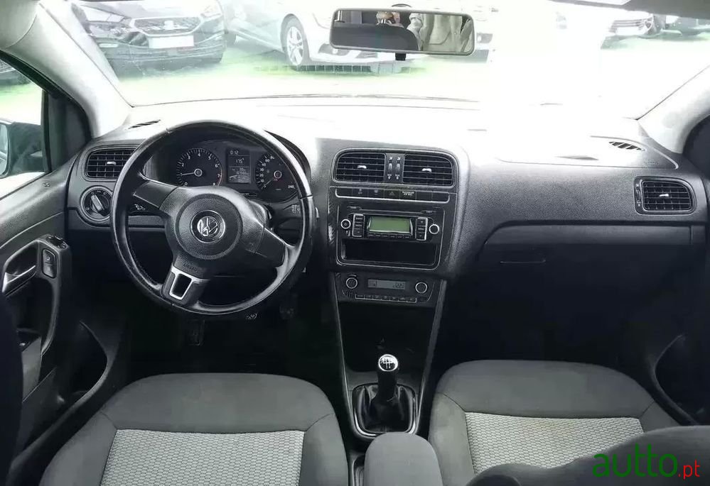 2010' Volkswagen Polo photo #5