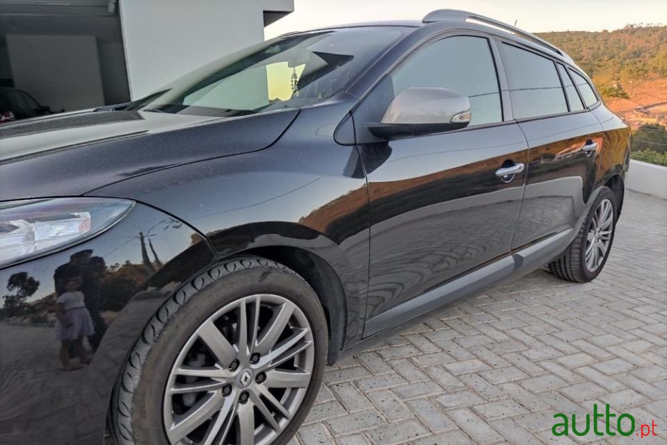 2010' Renault Megane Sport Tourer photo #2