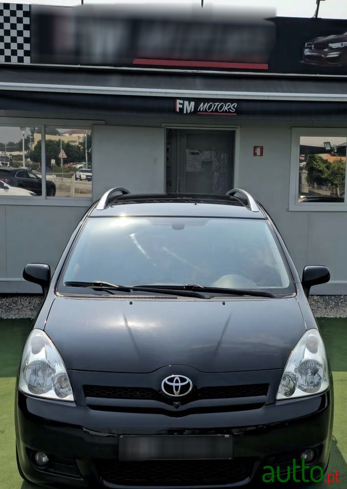 2006' Toyota Corolla Verso 2.2 D-4D Sol photo #5