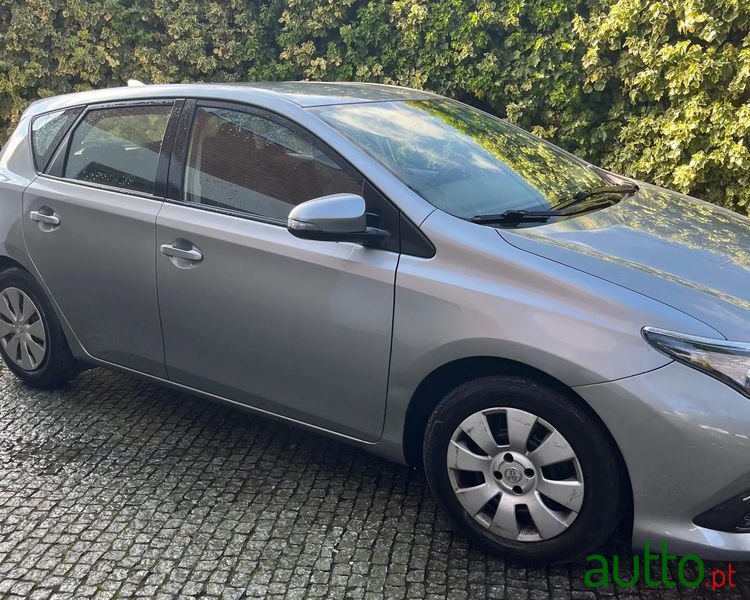 2015' Toyota Auris photo #2