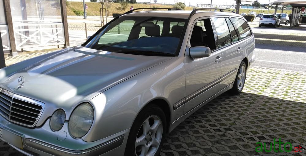 2002' Mercedes-Benz E 270 photo #2